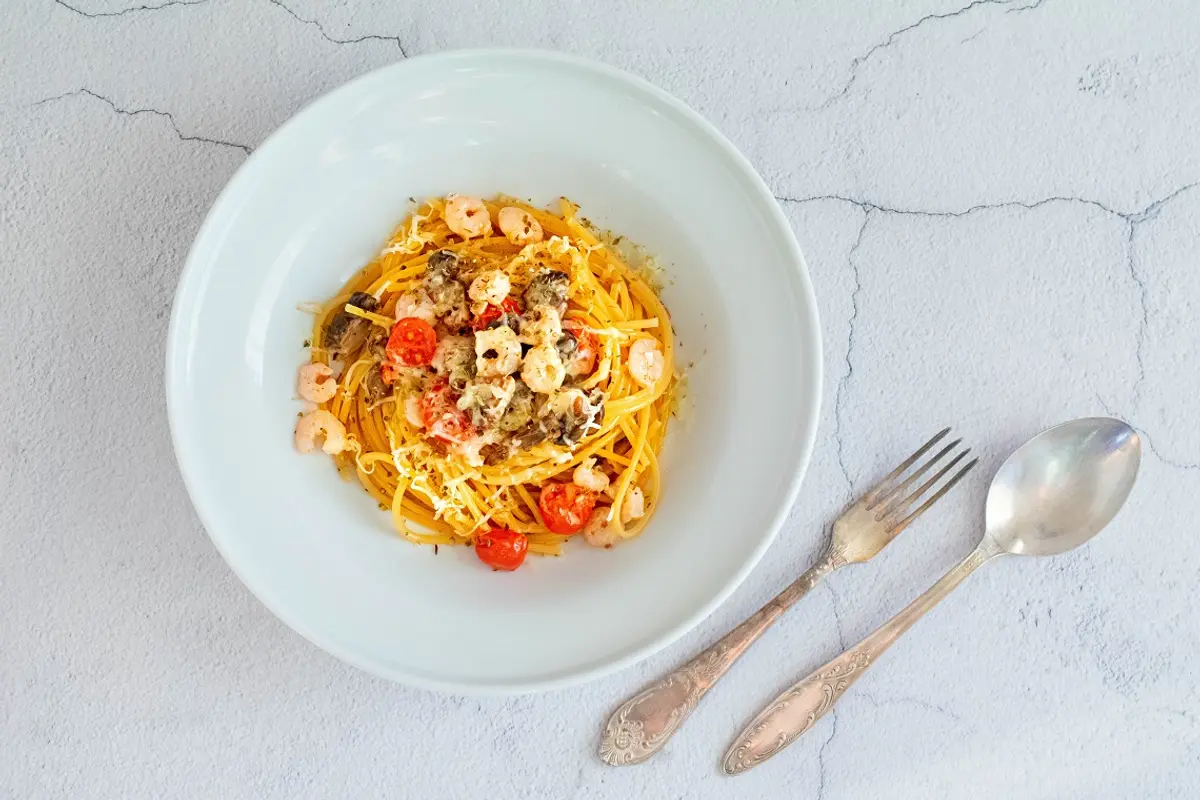 Makaronai su krevetėmis, pievagrybiais ir pomidorais