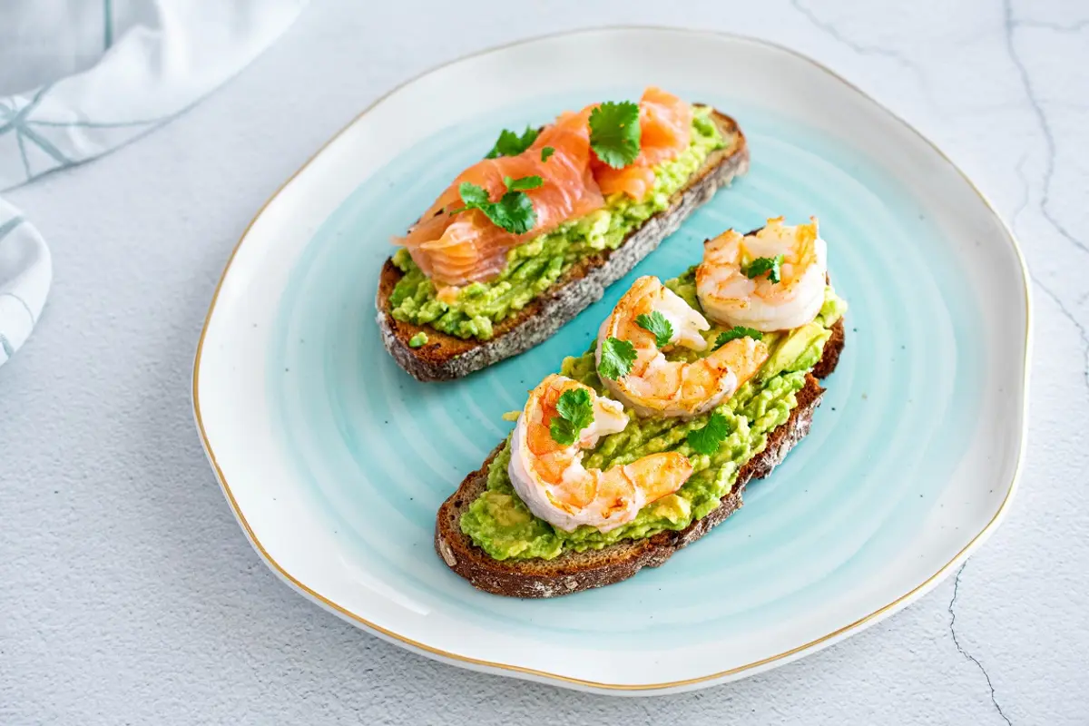 Sumuštiniai su avokadais ir krevetėmis