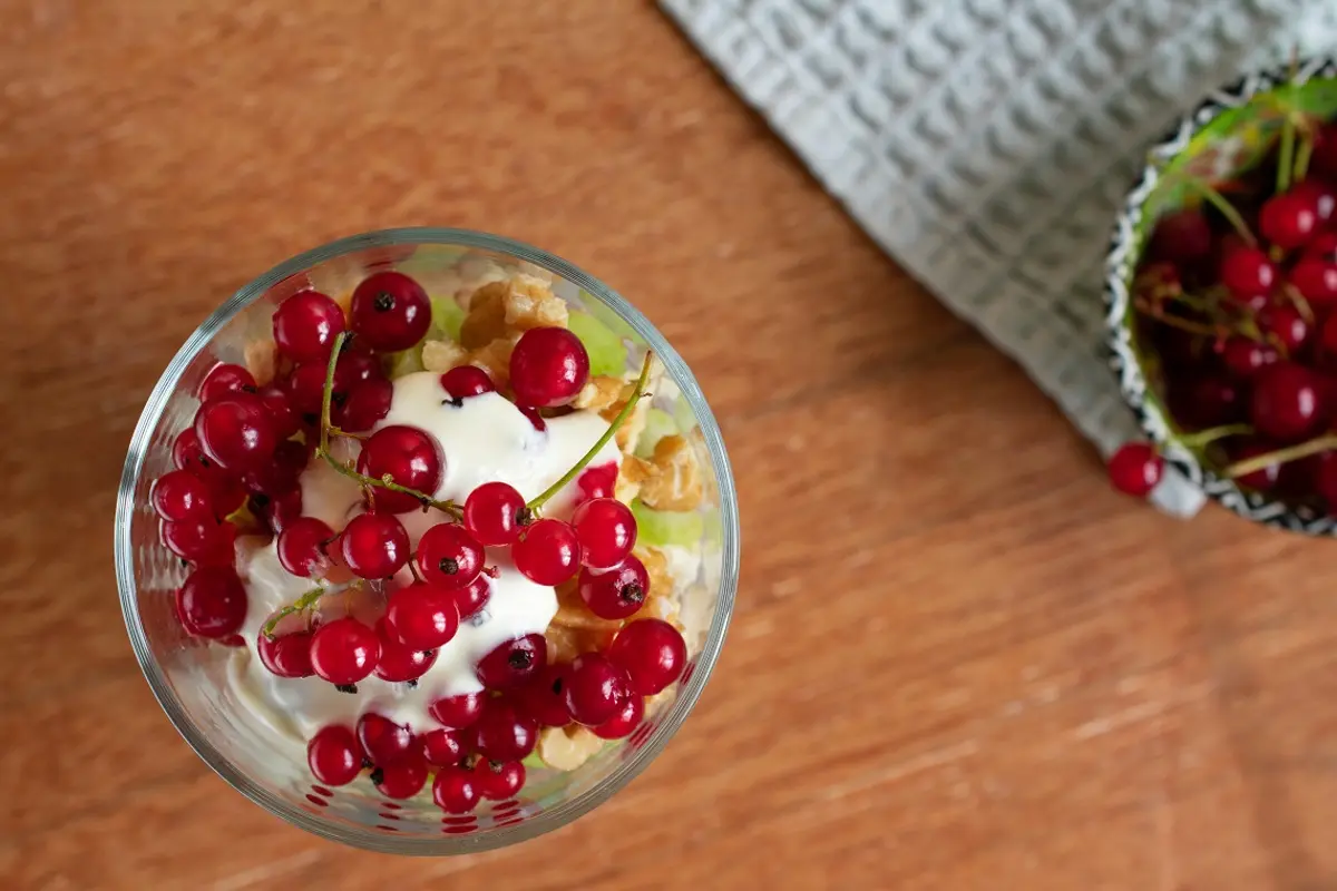 Vištienos salotos su raudonaisiais serbentais