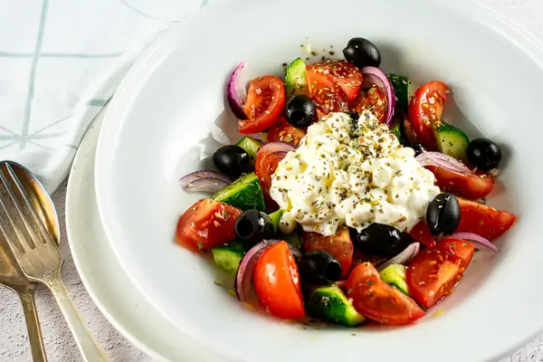 Graikiškos salotos su grūdėta varške