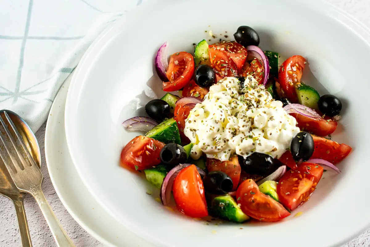 Graikiškos salotos su grūdėta varške