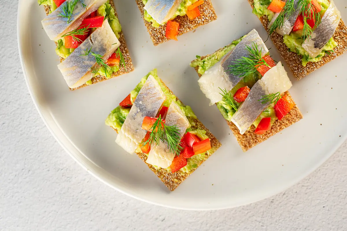 Silkės kąsneliai su avokadų kremu