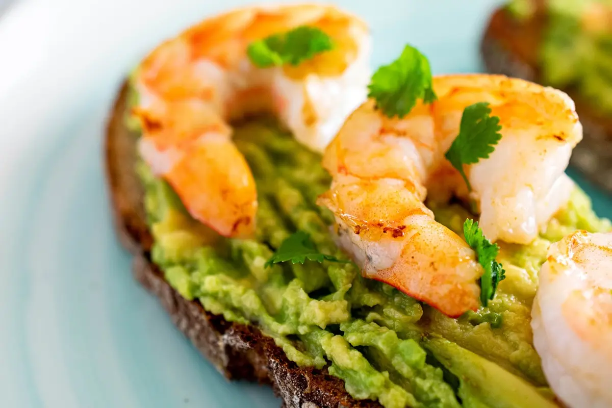 Sumuštiniai su avokadais ir krevetėmis