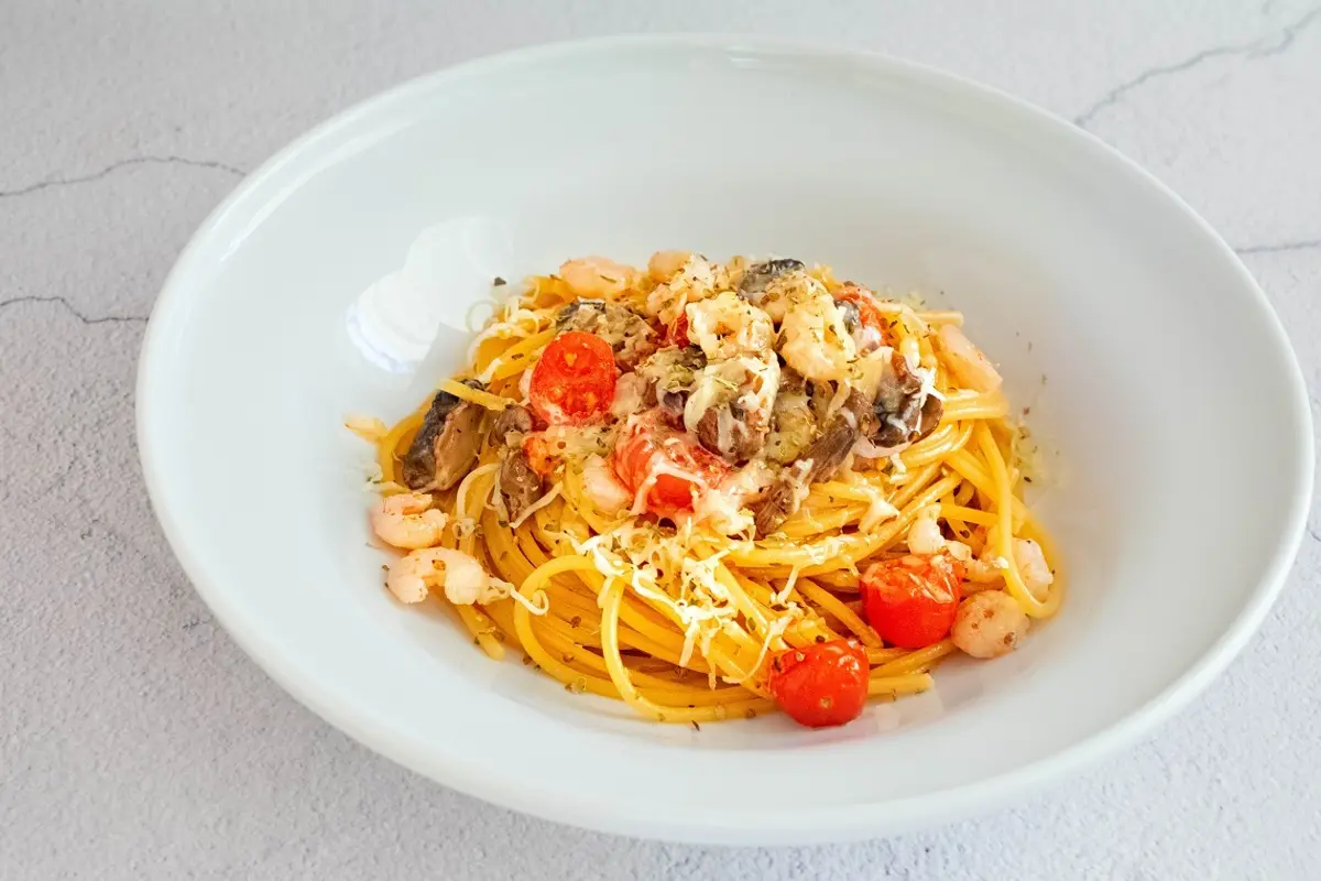Makaronai su krevetėmis, pievagrybiais ir pomidorais
