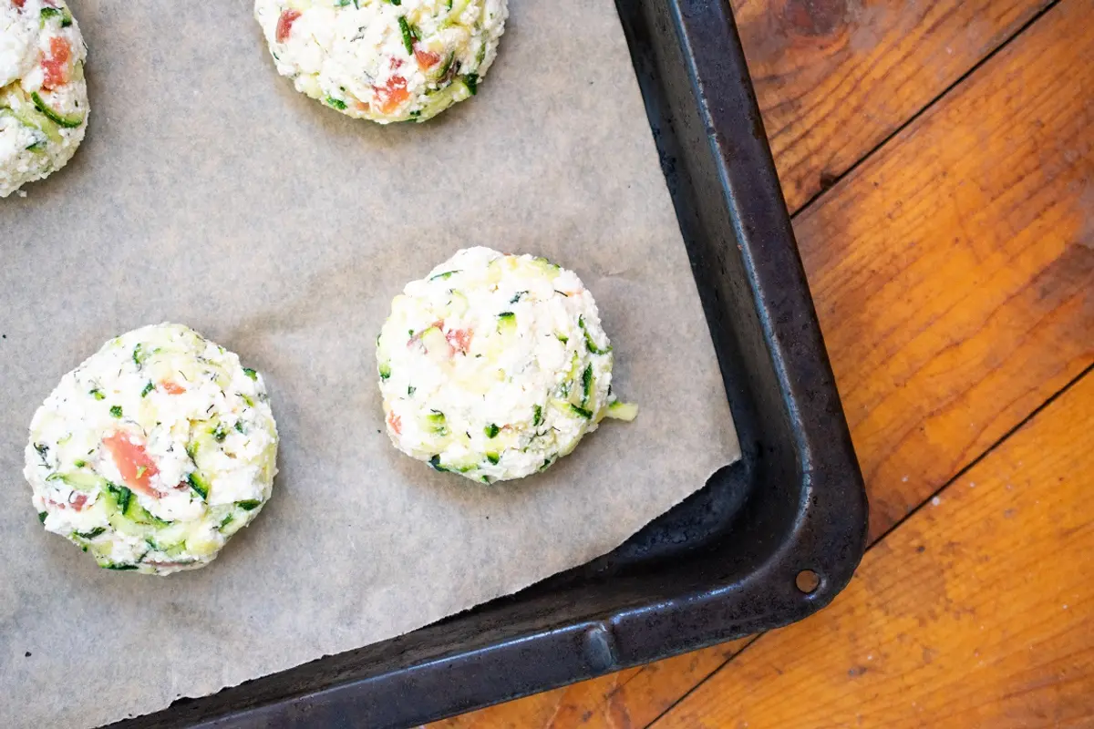 Varškės ir cukinijų kepsneliai su lašiša orkaitėje