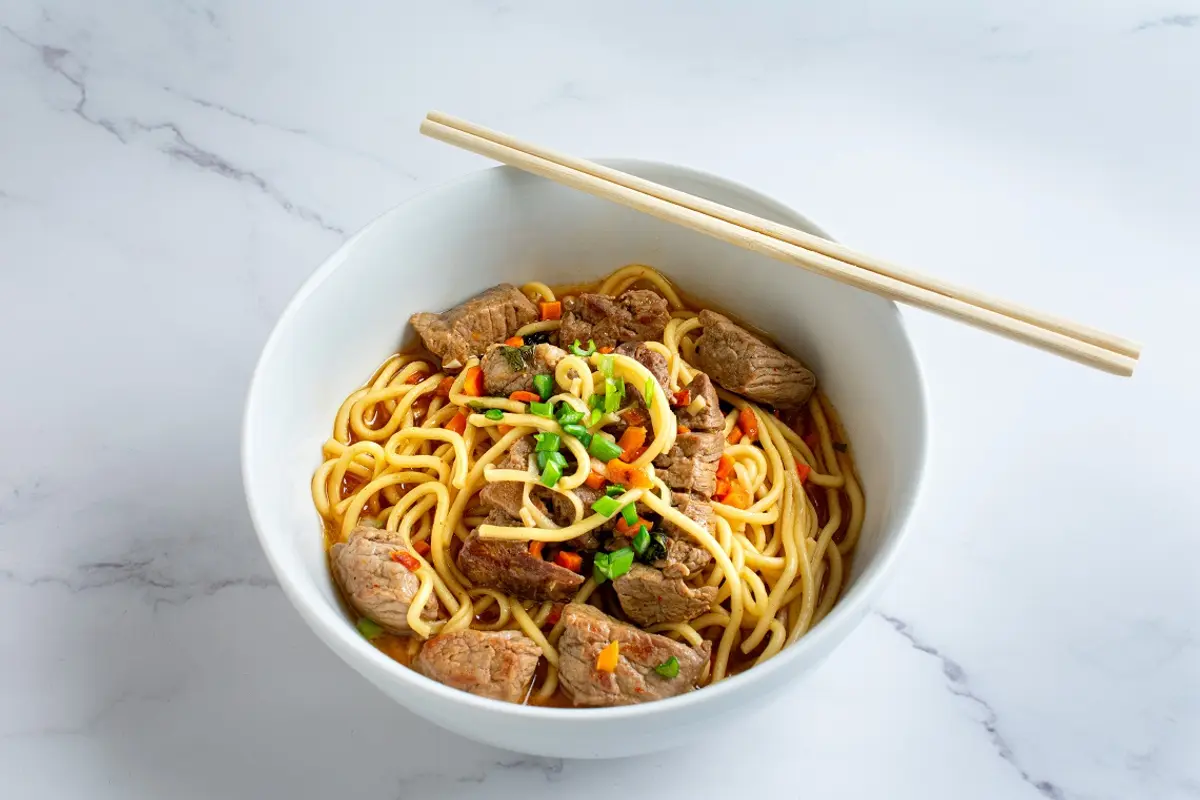 Azijietiški makaronai su jautiena