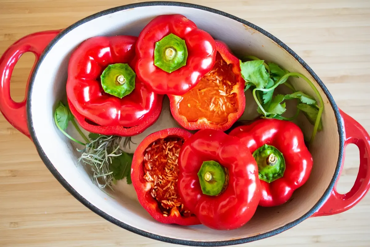 Ryžiais ir pomidorais įdarytos paprikos graikiškai Yemista