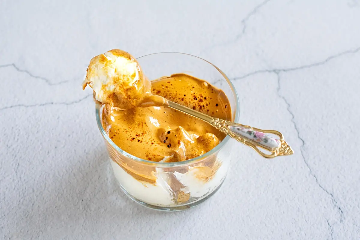 Dalgona sūrio pyragėlis stiklinėje