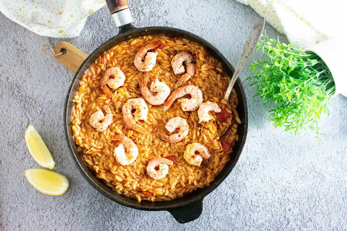 Pomidorinis Orzo risotto su krevetėmis