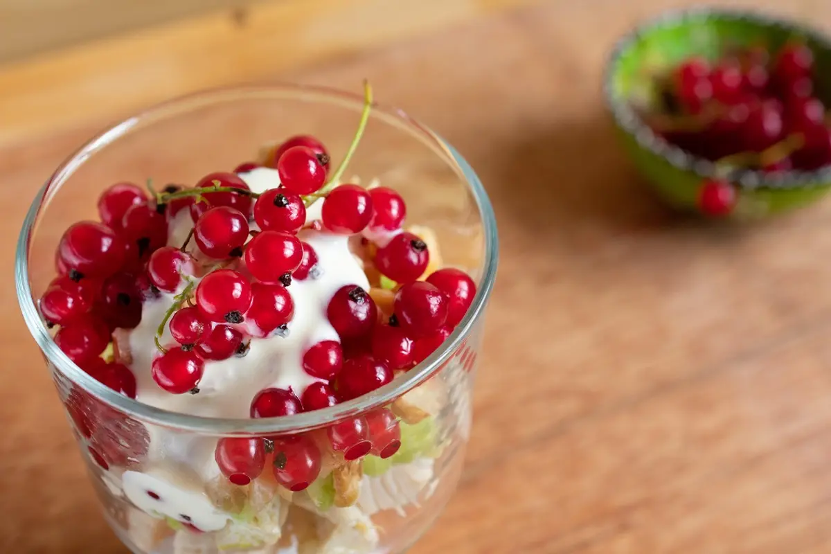 Vištienos salotos su raudonaisiais serbentais