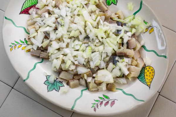 Pirmasis sluoksnis – silkė ir svogūnai