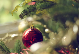 bilde av en julekule som henger på et juletre