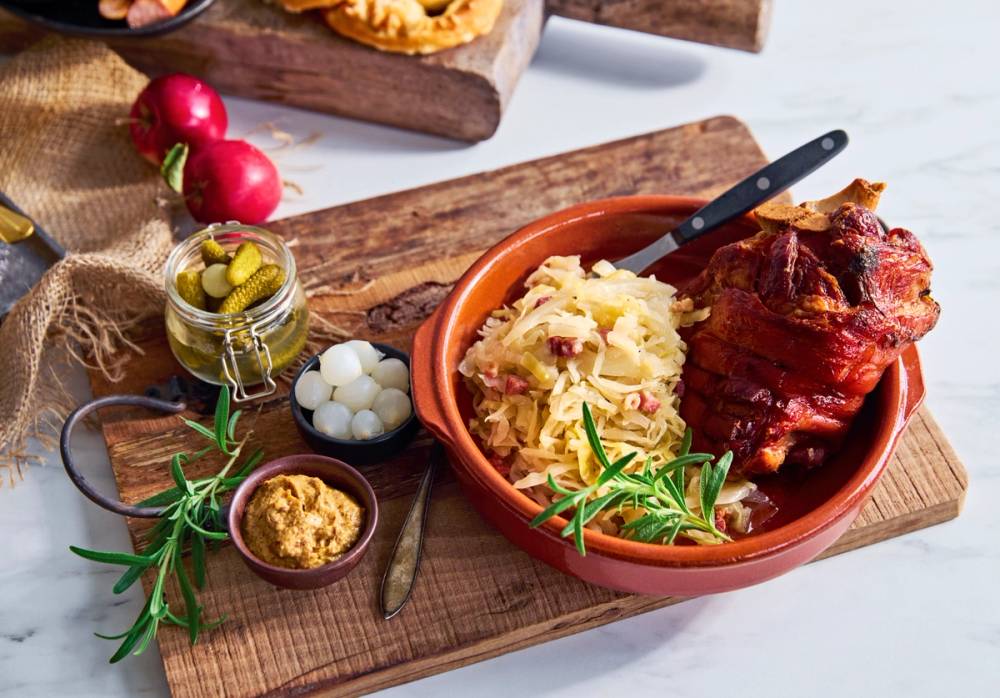 Svineknoker med stekt svor og surkål