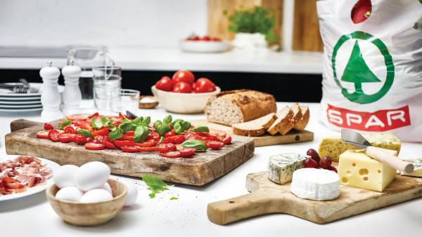 Pose med mat på kjøkkenbenk