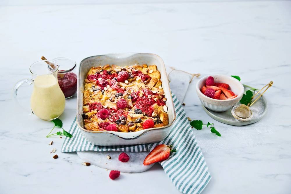 Brødpudding med rørte bær og hjemmelaget vaniljesaus