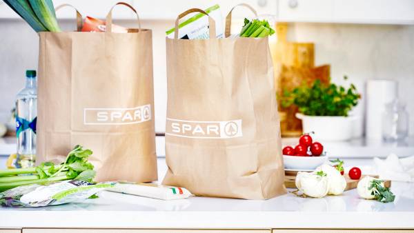 Nettbutikk papirposer på kjøkkenbenk