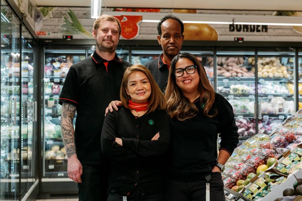 4 GLADE ANSATTE SOM STÅR OG SMILER PÅ SPAR KJELSÅS