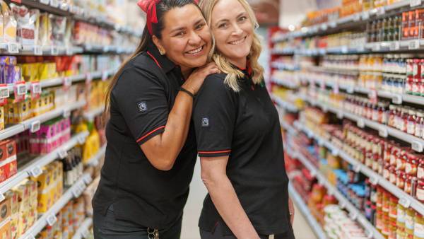 Viser to glade jenter som er ansatt i SPAR