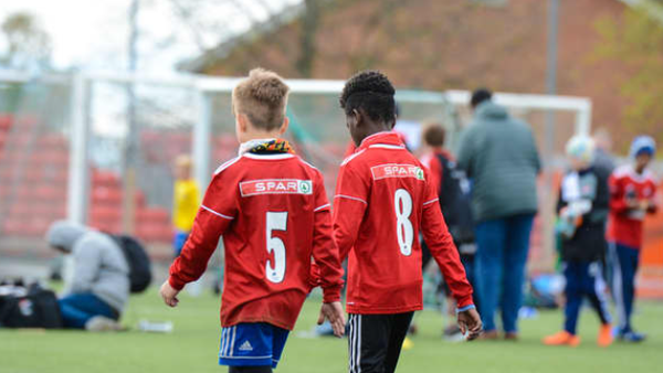 Viser to små gutter i fotballdrakter som er sponset av SPAR
