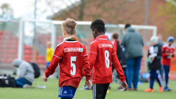 Viser to små gutter i fotballdrakter som er sponset av SPAR