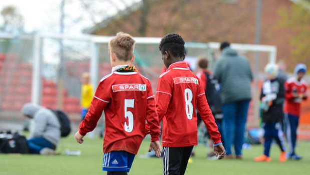 Viser to små gutter i fotballdrakter som er sponset av SPAR