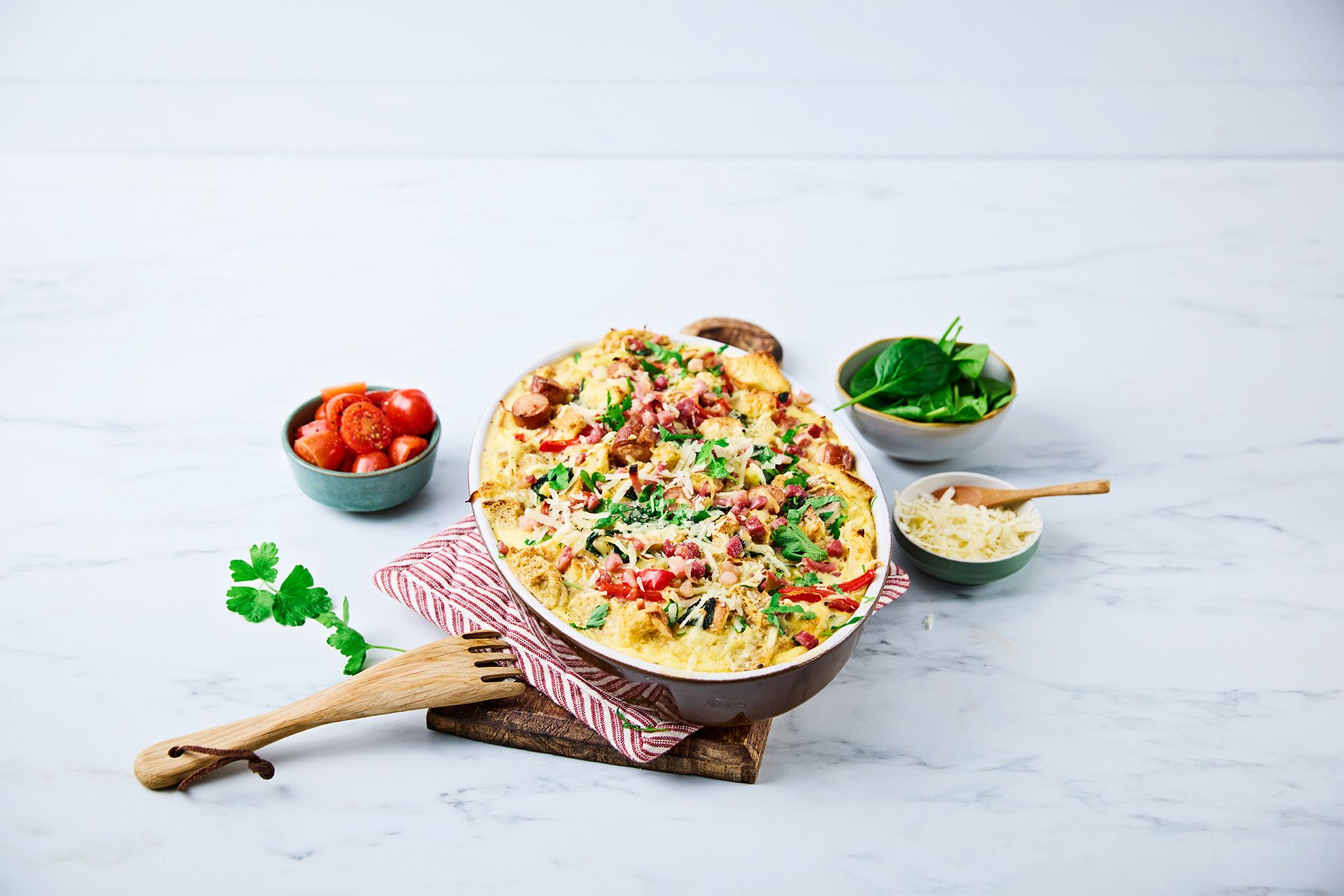 Brødgrateng med skinke, pølse, grønnsaker og ost