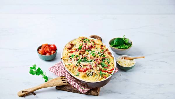 Brødgrateng med skinke, pølse, grønnsaker og ost