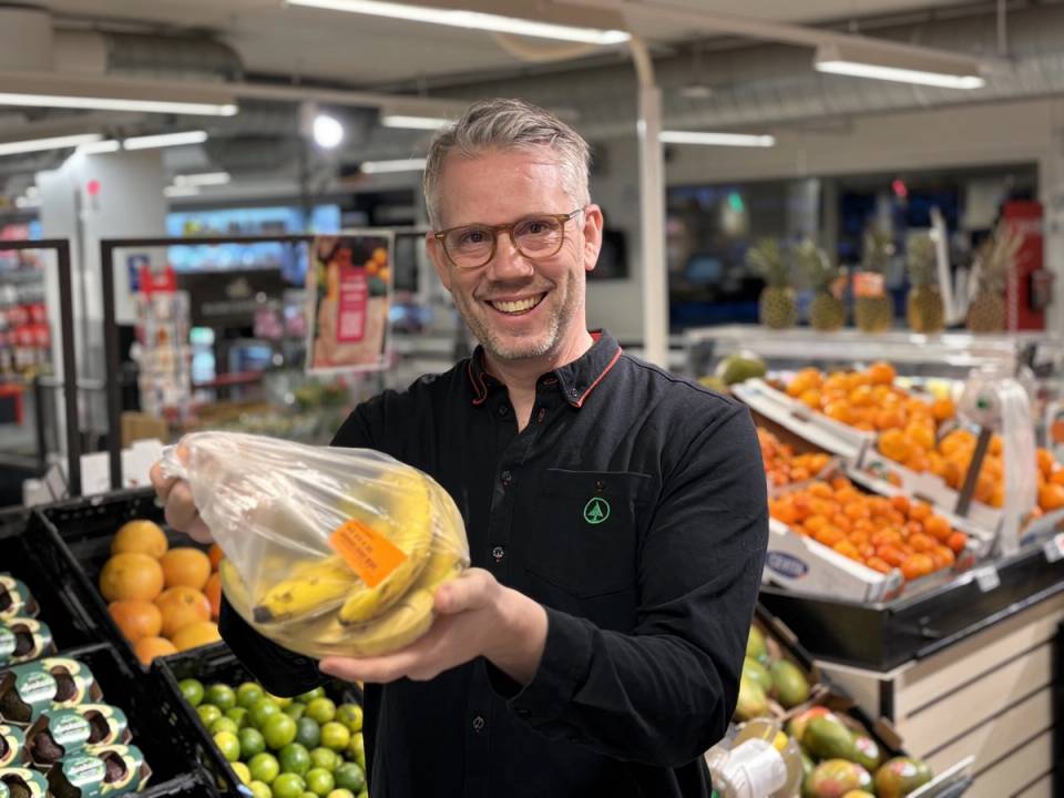 ansatt som har plukket Frukt og grønt i pose, som ikke er helt ok og Trumf-kunder får 100% rabatt i kassen ved kjøp av disse