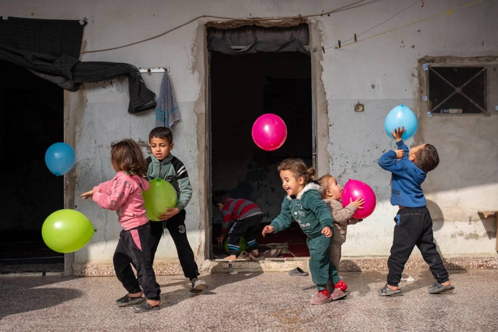 Barn i Syria leker med ballonger