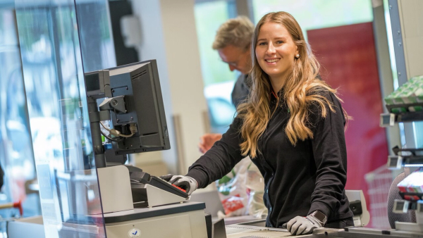 hyggelig dame i kassen