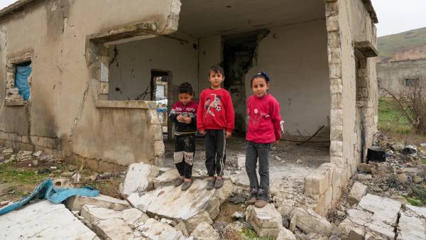 Zahera og søsknene i et utbombet hus i Syria