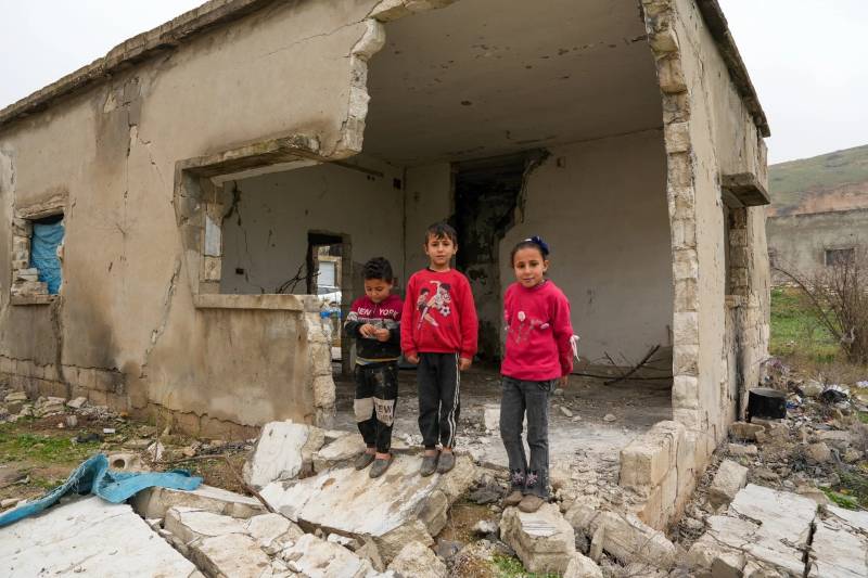 Zahera og søsknene i et utbombet hus i Syria
