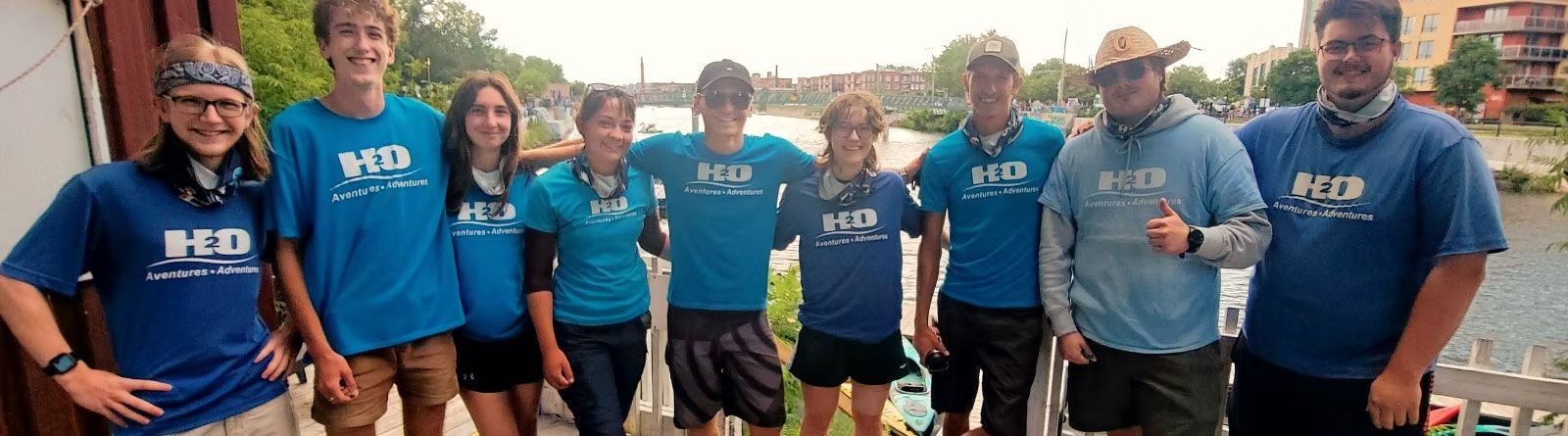L'équipe du personnel d'Aventures H2O posant ensemble sur le quai en bois le long du canal de Lachine à Montréal.