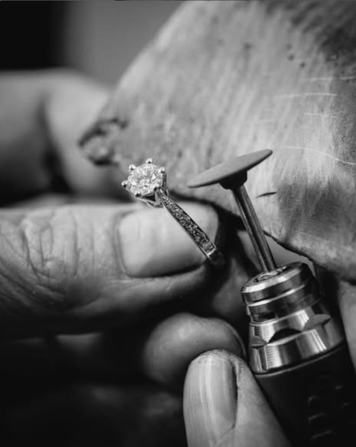 Sort hvitt nærbilde av detaljer. Ring og verktøy