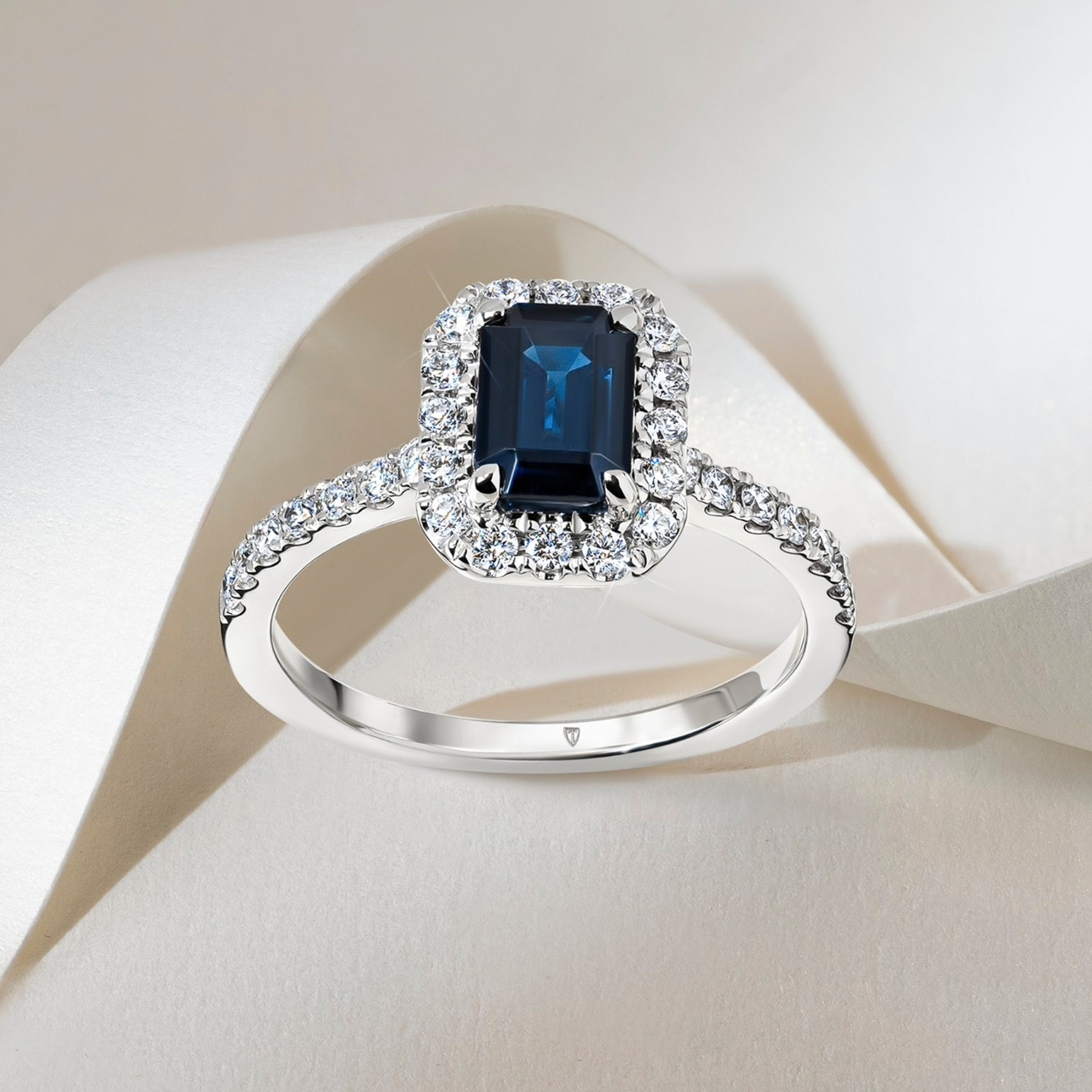 Bilde av vakker ring med stor blå sten og diamanter