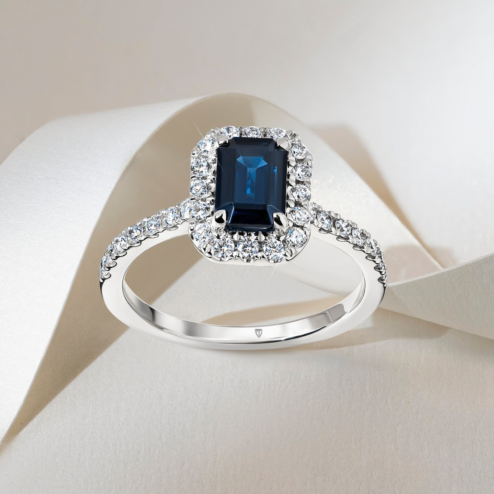 Bilde av vakker ring med stor blå sten og diamanter