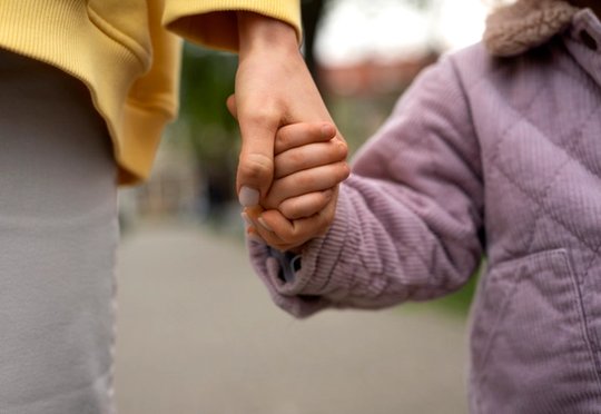 hand holding each other support