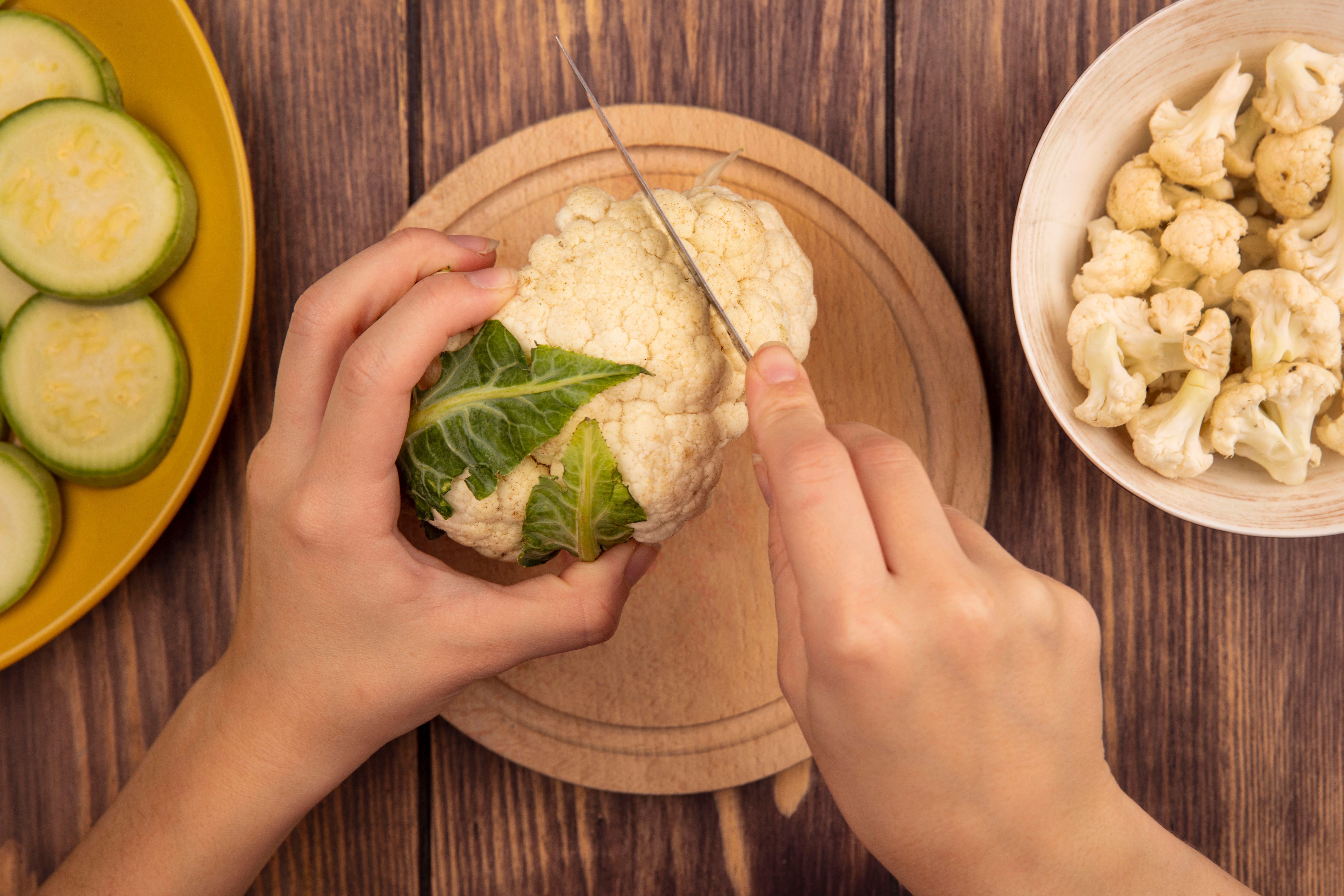 hands cutting cauliflower