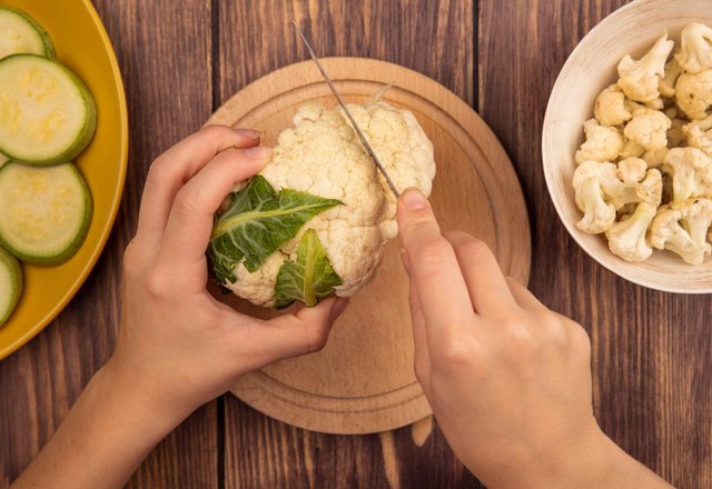 hands cutting cauliflower