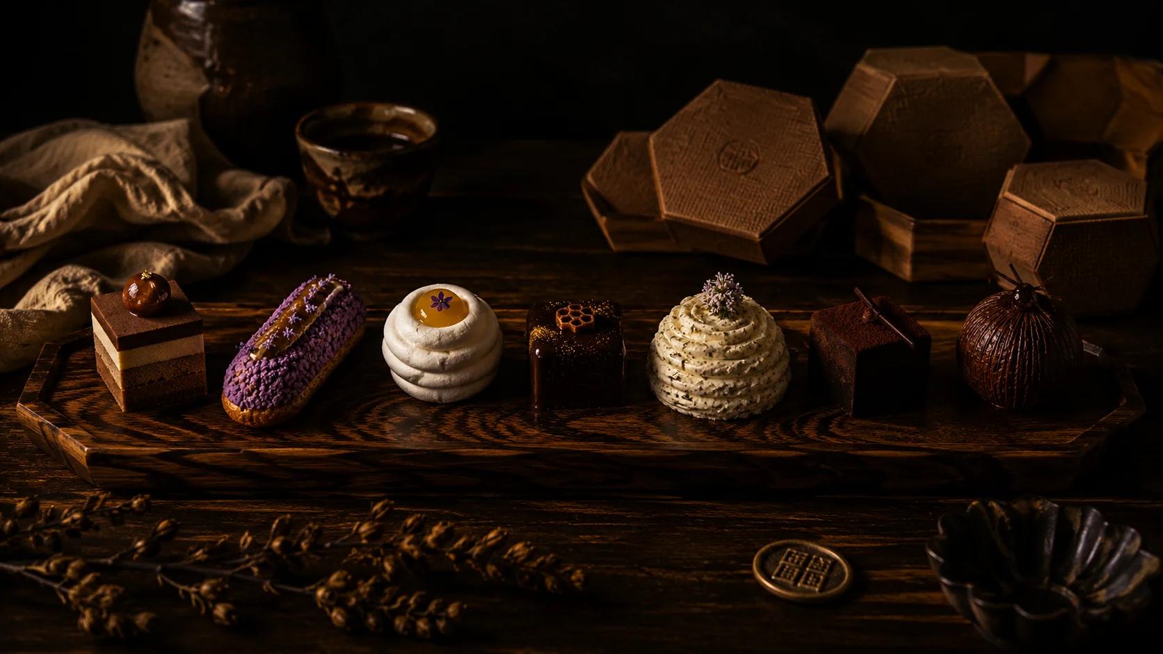 Vespre Fall 2026 · Le Rucher — Honeycake Noir under amber side-light, the maison’s debut capsule on single-origin honey.
