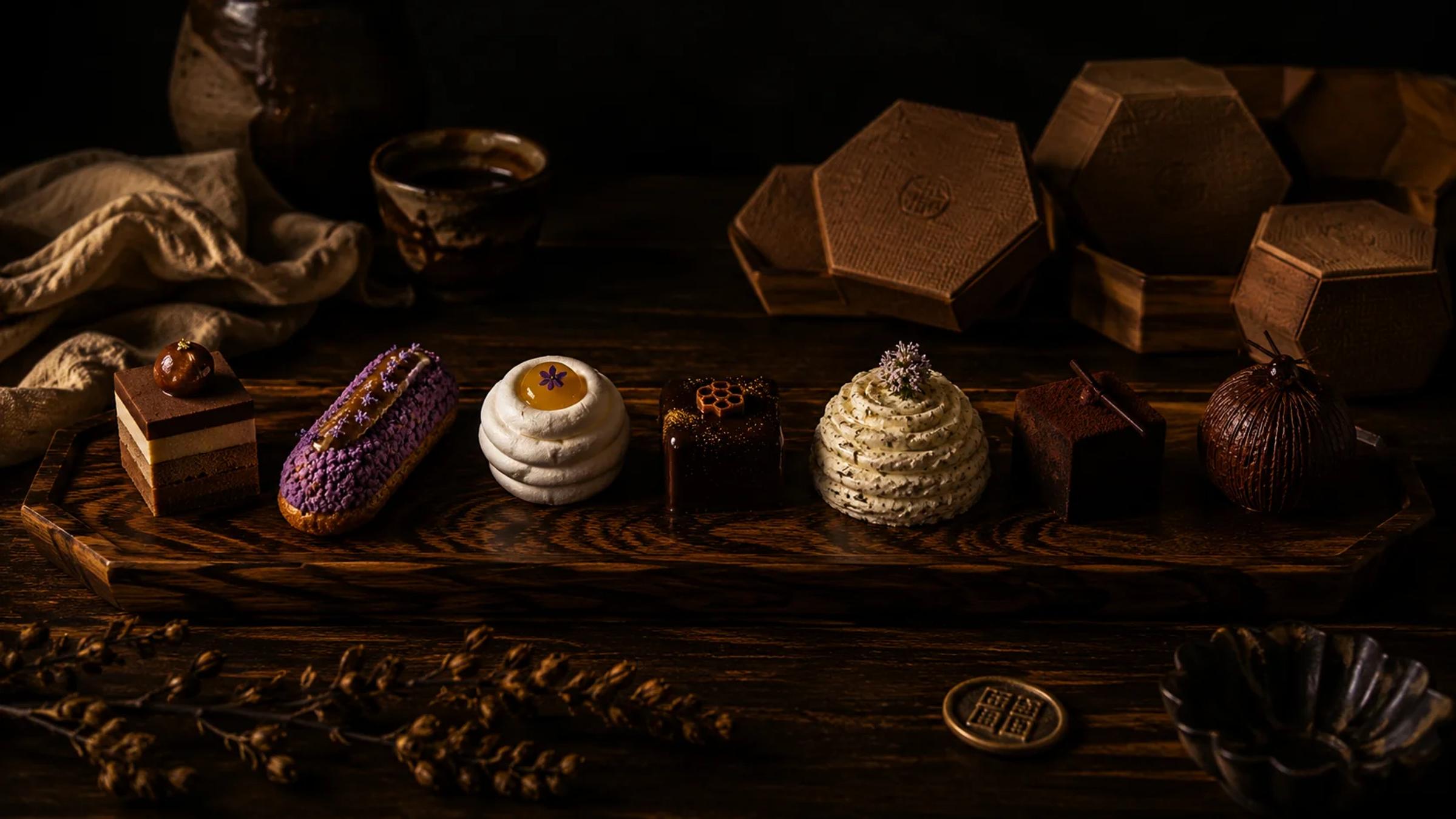 Vespre Fall 2026 · Le Rucher — Honeycake Noir under amber side-light, the maison’s debut capsule on single-origin honey.
