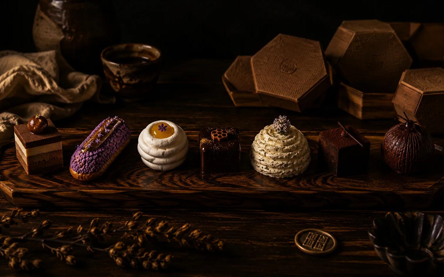 Vespre Fall 2026 · Le Rucher — Honeycake Noir under amber side-light, the maison’s debut capsule on single-origin honey.