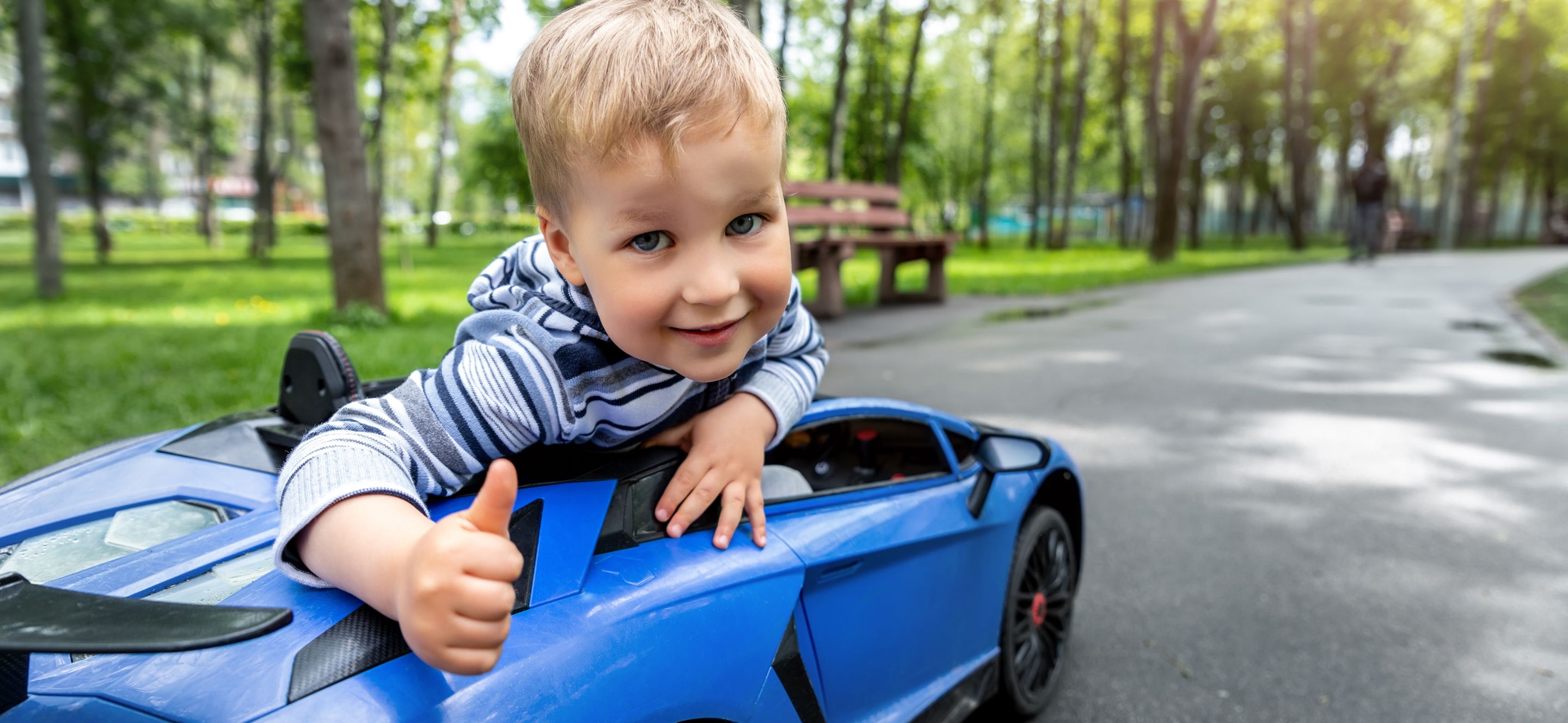 Bambino su Lamborghini elettrica giocattolo blu