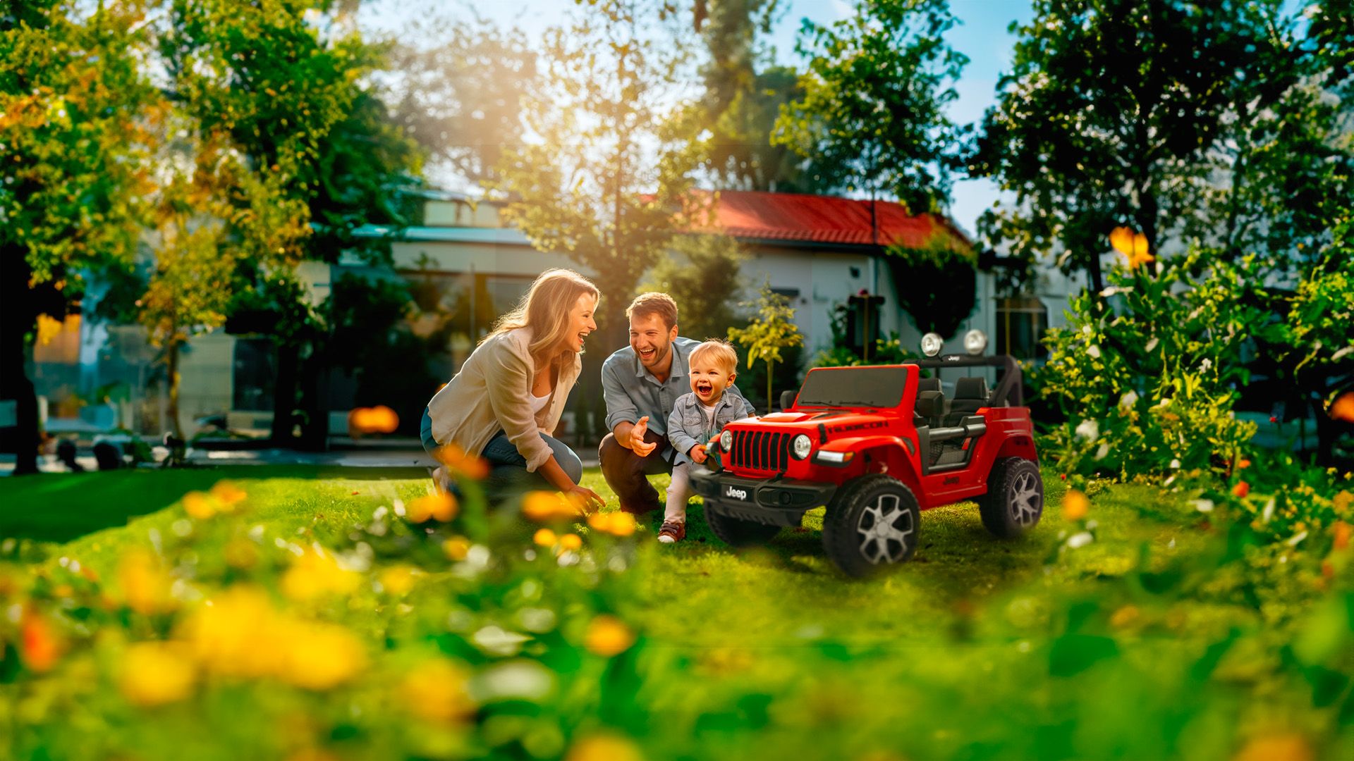 Famiglia felice con Jeep elettrica