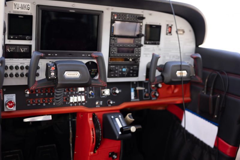 Instrument tabla i komande u pilotskoj kabini aviona Cessna