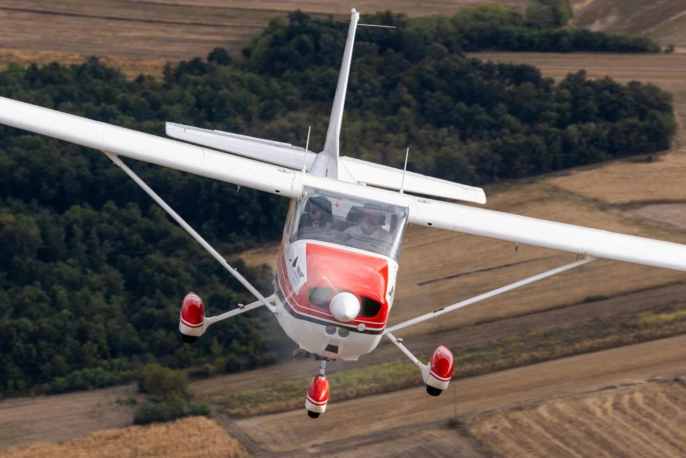Avion Cessna u letu iznad polja