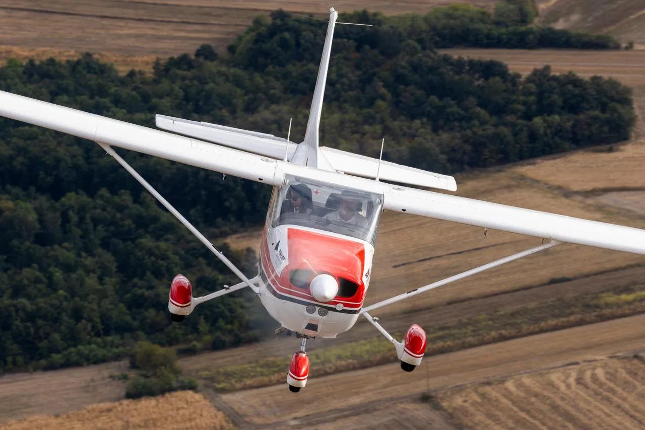 Avion Cessna u letu iznad polja