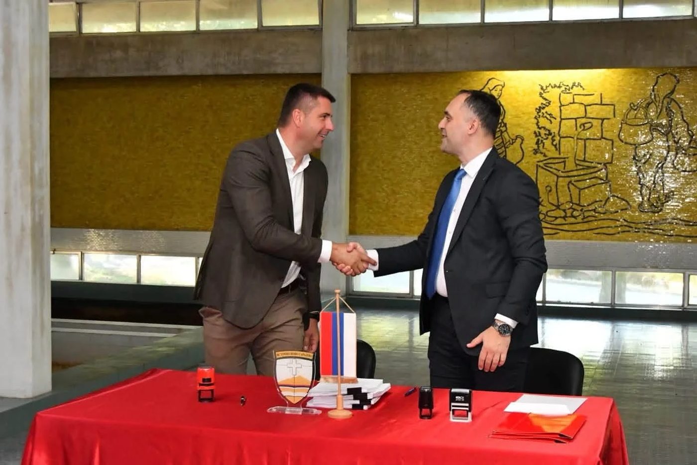 Rukovanje nakon potpisivanja ugovora.