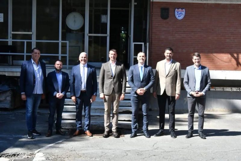 Učesnici potpisivanja ugovora ispred postrojenja „Tilava“.