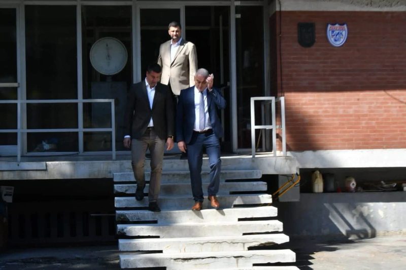 Učesnici posete na ulazu u postrojenje „Tilava“.